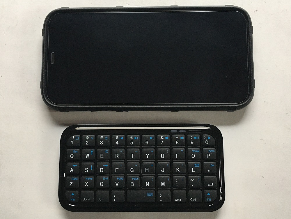 DIWOSHE 超小型Bluretoothキーボード iPhone12とのサイズ比較