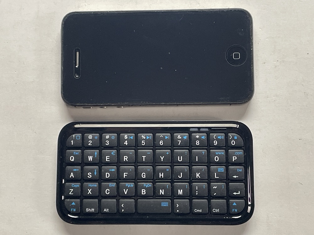 DIWOSHE 超小型Bluretoothキーボード iPhone4とのサイズ比較